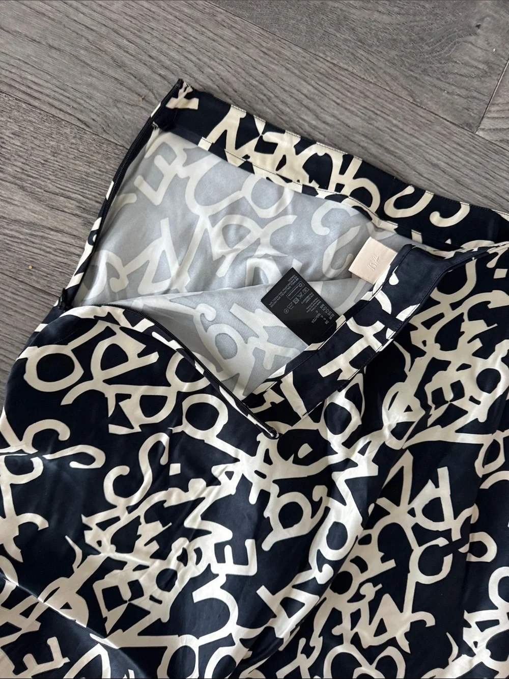 🌼H&M🌼 Black and White Graphic A-Line Matte Satin Skirt, Size 6